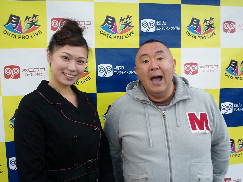 「『太田プロエンタメ学院名古屋校』入学説明会!? ～公開模擬授業『お笑い講座』モノマネもあるよ～」に特別講師として登場した松村邦洋と、司会の高松知美。(c)太田プロダクション