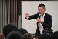 よしもとクリエイティブカレッジ大阪にて、特別講義「笑い飯・哲夫の発想法」を行った笑い飯・哲夫(c)吉本興業