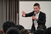 よしもとクリエイティブカレッジ大阪にて、特別講義「笑い飯・哲夫の発想法」を行った笑い飯・哲夫(c)吉本興業