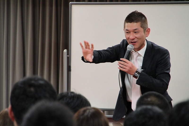 よしもとクリエイティブカレッジ大阪にて、特別講義「笑い飯・哲夫の発想法」を行った笑い飯・哲夫(c)吉本興業