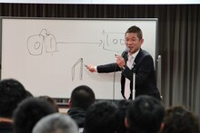 よしもとクリエイティブカレッジ大阪にて、特別講義「笑い飯・哲夫の発想法」を行った笑い飯・哲夫(c)吉本興業