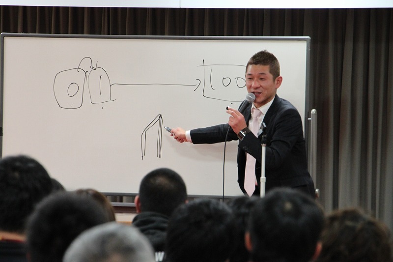 よしもとクリエイティブカレッジ大阪にて、特別講義「笑い飯・哲夫の発想法」を行った笑い飯・哲夫(c)吉本興業