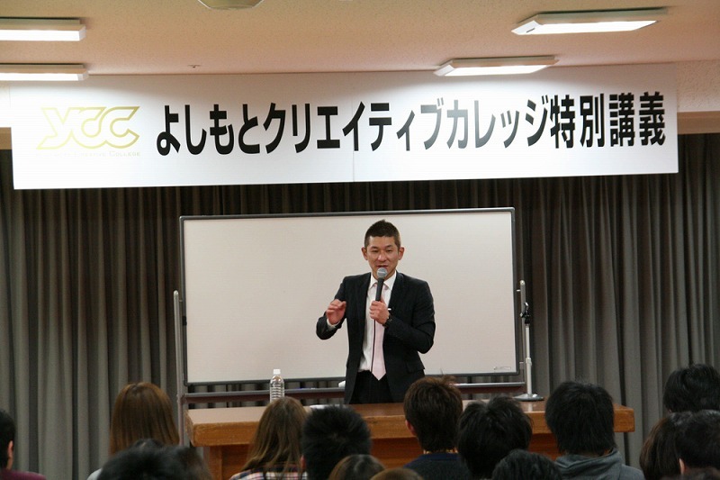 よしもとクリエイティブカレッジ大阪にて、特別講義「笑い飯・哲夫の発想法」を行った笑い飯・哲夫(c)吉本興業
