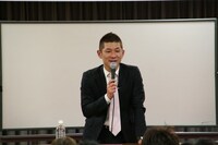 よしもとクリエイティブカレッジ大阪にて、特別講義「笑い飯・哲夫の発想法」を行った笑い飯・哲夫(c)吉本興業