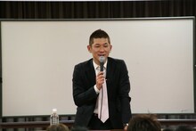 よしもとクリエイティブカレッジ大阪にて、特別講義「笑い飯・哲夫の発想法」を行った笑い飯・哲夫(c)吉本興業