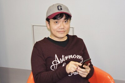 KDDIのキャンペーンコンテンツ「This is My5.」に登場し、オススメのアプリを紹介する浅草キッド・水道橋博士。