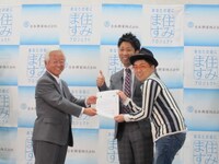 「りくべつオーロラ大使」のパンクブーブー。哲夫は「お祭り男の僕としてはもっとしばれる祭りはないかなと思っていた」とコメント。