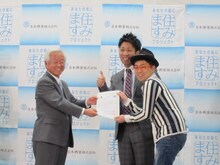 「りくべつオーロラ大使」のパンクブーブー。哲夫は「お祭り男の僕としてはもっとしばれる祭りはないかなと思っていた」とコメント。