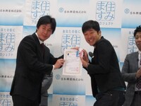 「りくべつ銀河大使」のあべこうじ。会見ではMCも兼任し盛り上げた。