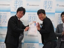 「りくべつ銀河大使」のあべこうじ。会見ではMCも兼任し盛り上げた。