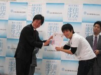 「しばれフェスティバルPR大使」のクマップ。テンション高いギャグも披露。