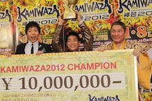 「KAMIWAZA～神芸～2012」で優勝した蛯名健一（中央）と、司会の今田耕司（左）、ゼネラルマネージャー・ビートたけし（右）。