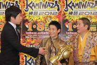 会見の様子。今田（左）は、蛯名が手にした優勝トロフィーを見て「M－1のトロフィーと似ているのが若干気になる。使い回しではないと思うけど……」などと語って記者の笑いを誘った。