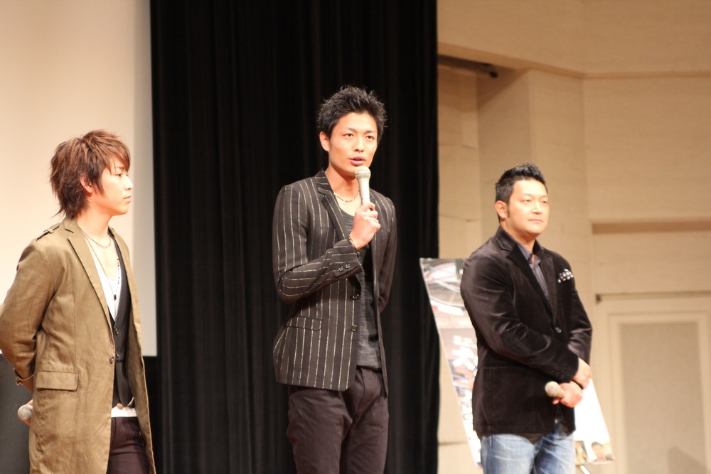 写真左から、鎌苅健太、中村昌也、山口智充。