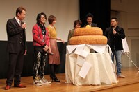 鏡コロッケの登場に盛り上がるステージ。