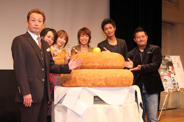 「犬の首輪とコロッケと」プレミア試写会に出席した長原成樹監督、宮下雄也、ちすん、鎌苅健太、中村昌也、山口智充（左から）。写真中央は、この日のためにキッチンジローが作った「鏡コロッケ」。