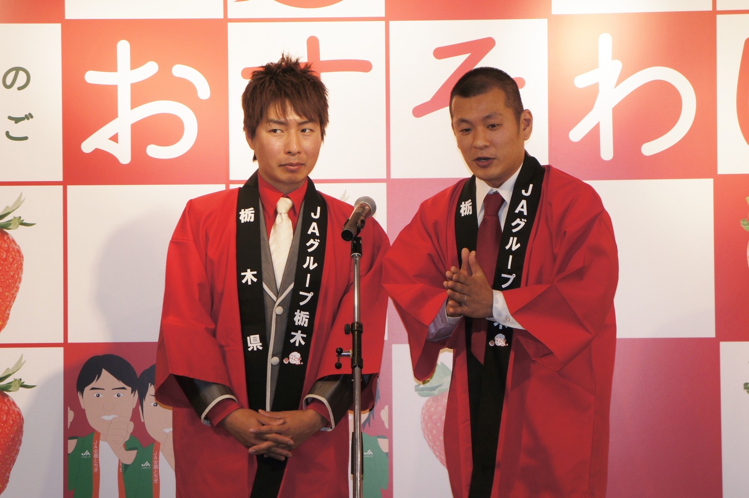 益子（右）から福田（左）に数々の「とちおとめ検定クイズ」が笑いを交えて出題された。