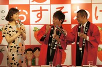 「とちおとめと甘酒のブランマンジェ」を試食する福田（中央）。左は料理研究家の松見早枝子。