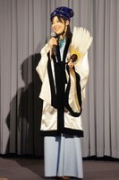 自前の衣装で諸葛亮孔明に扮装した小日向えり。