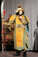 関羽に扮装したエレキコミックやつい。「サイズが合ってなくて、若干頭痛がする」と話した。