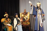 コスプレコンテストの一場面。1人目の出場者（右）も、小日向えり（中央）と同じく諸葛亮孔明に扮して登場した。