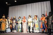 やつい（左端）、小日向（左から2人目）と、コスプレコンテスト出場者7名が勢揃いした場面。