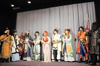 やつい（左端）、小日向（左から2人目）と、コスプレコンテスト出場者7名が勢揃いした場面。