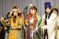 コスプレコンテストで龐統（ほうとう）に扮して見事優勝を収めた女性（中央）と、やつい（左）、小日向（右）。