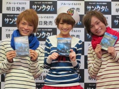 東京・ホテルアイビスホールにて行われた「サンクタム」Blu-ray＆DVDリリース記念の究極選択イベントに登場した広海・深海と鈴木奈々。