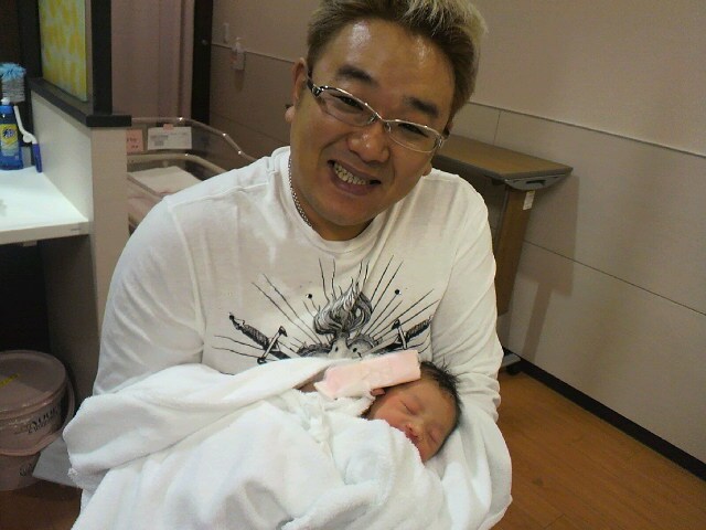 第1子となる女児が誕生したサンドウィッチマン伊達。