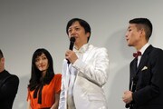 初日の来場客に感謝の言葉を繰り返した板尾（中央）。