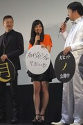 「スカイダイビングがやりたい」とアグレッシブに語った石原さとみ（中央）。