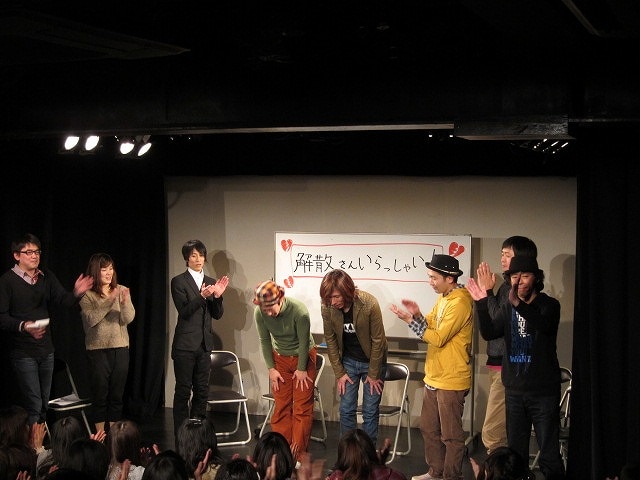 東京・しもきた空間リバティにて開催された「ツインカム単独ライブ前夜祭『解散さんいらっしゃい！』」。チープスープが1日限りの復活でネタを披露した。