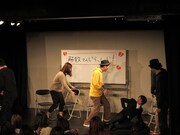 チープスープが退場しようとしたところ、急に成島を襲った友野は自ら角に背中をぶつけた。