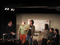 腕を組んで登場したチープスープ。これまで互いの舞台を見たりと交流を続けている。