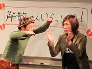 当時の出囃子で登場し寝た「パパイヤパンパン」を披露したチープスープ。「パパイヤゲッタウェイゲラウェイ」も飛び出した。