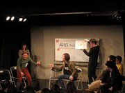 ジェスチャーゲームでは、成島へのムチャぶりに全員大盛り上がり。