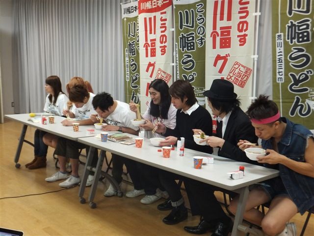 「こうのす川幅うどん」を試食する芸人たち。
