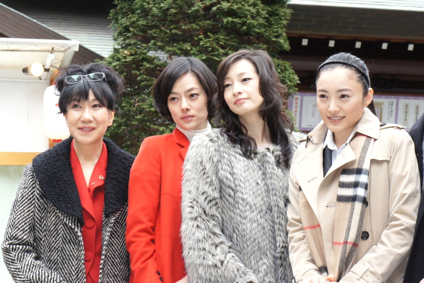 （左から）室井滋、市川実日子、りょう、仲間由紀恵。