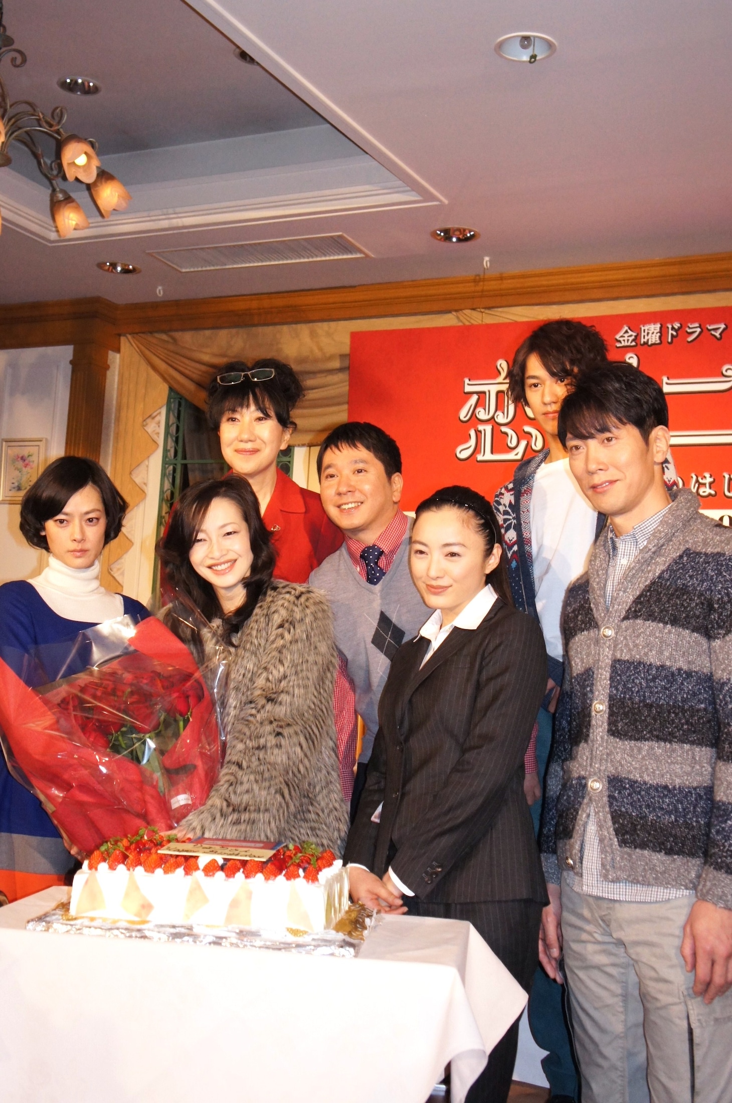 明日1月17日がりょう（前列左から2人目）の誕生日ということで、会見の冒頭にお祝い会が行われた。