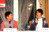永山絢斗（右）が「明るく元気にやってます……」とテンション低く語った際、田中（左）は「今、元気がない！」とツッコミを入れていた。