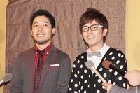 会見中のオリエンタルラジオ。