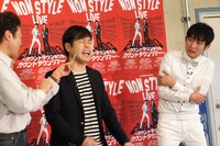 プラスチックのスプーンを用いた打撃を頬に受けた井上（中央）。