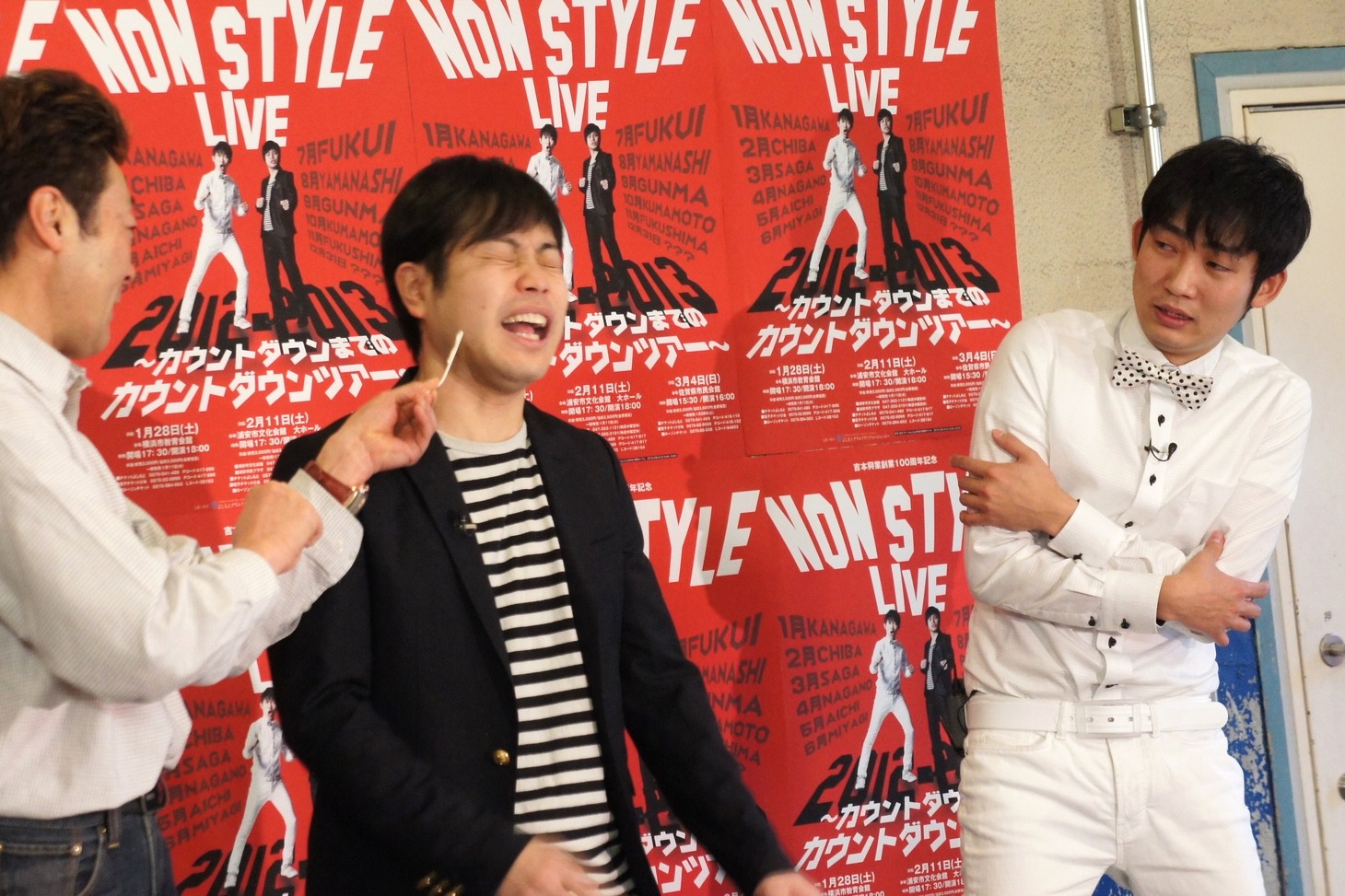 プラスチックのスプーンを用いた打撃を頬に受けた井上（中央）。