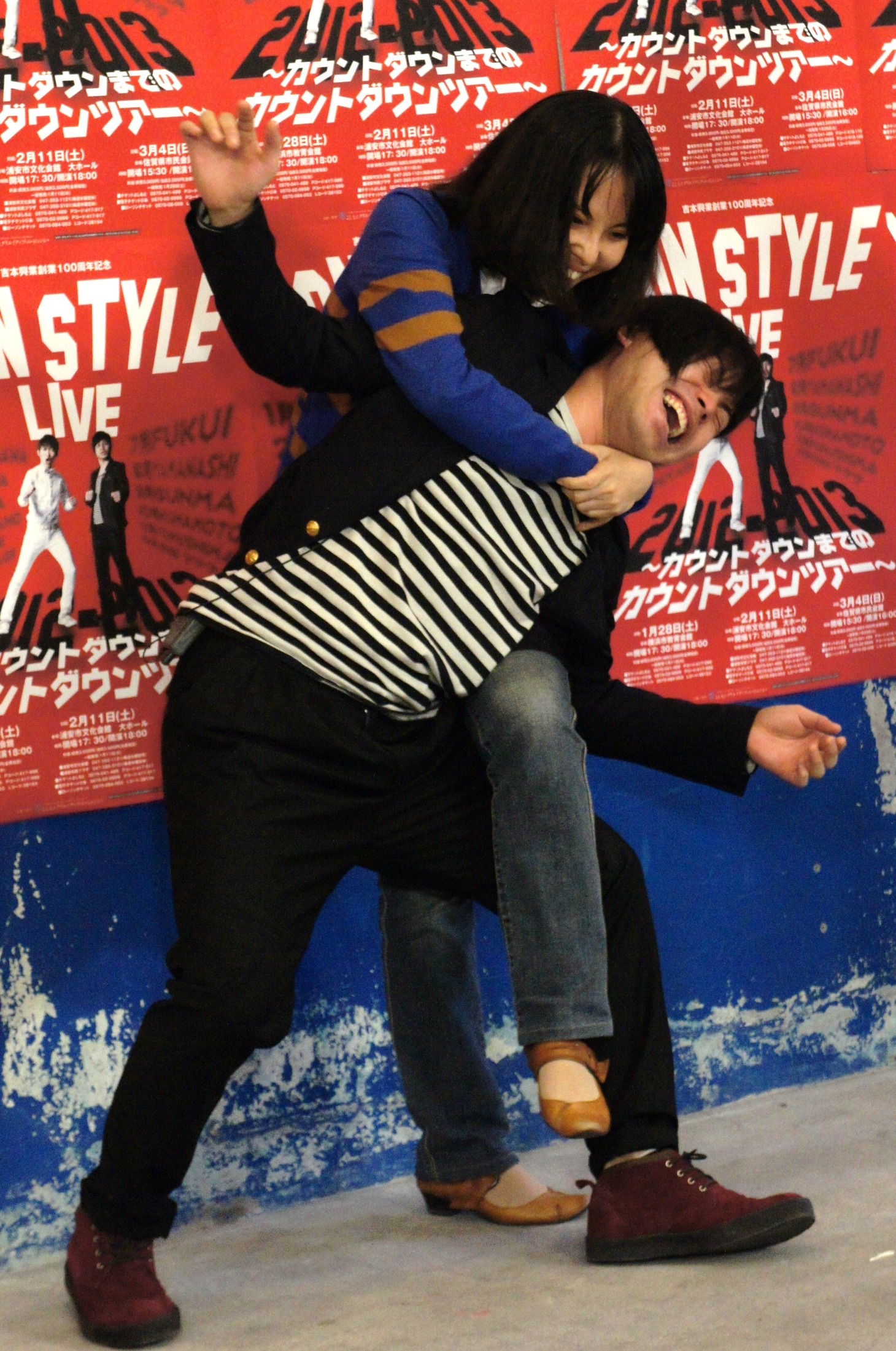 記者にコブラツイストをかけられる井上。