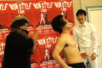 「もみじ」という指令により、上半身裸の背中を平手打ちされた井上。