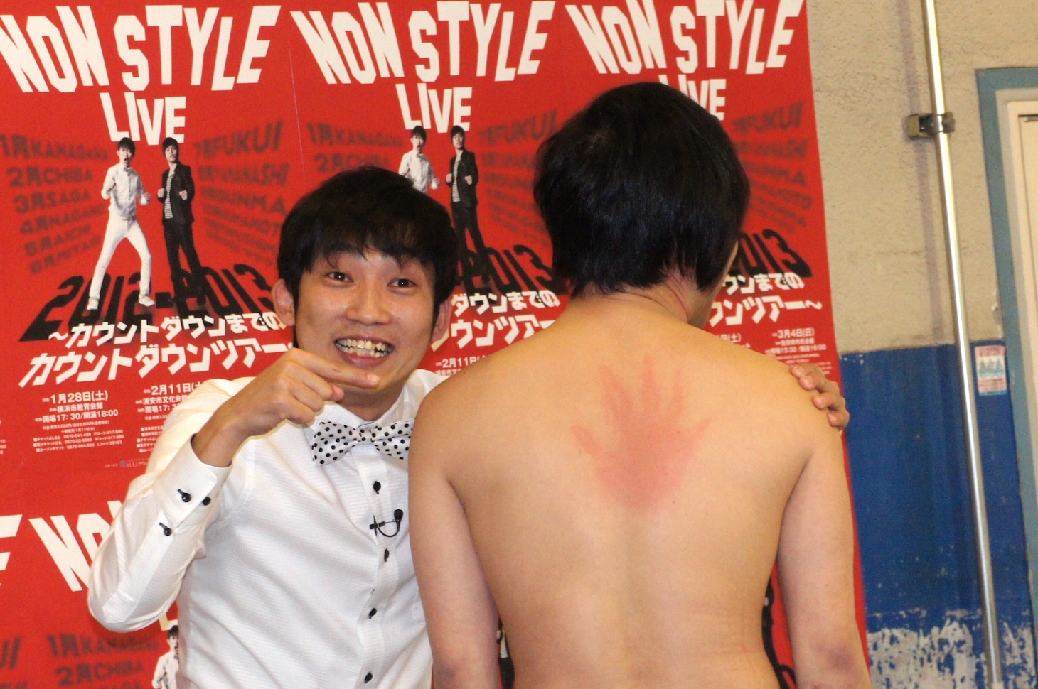 背中に打撃を受けて「もみじ」の名の通り、手のひらの痕がついてしまった井上（右）。