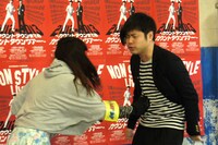 スパイク小川（左）のパンチをボディに浴びる井上（右）。