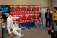 ゴムパッチンを何度もくらった石田（左）。