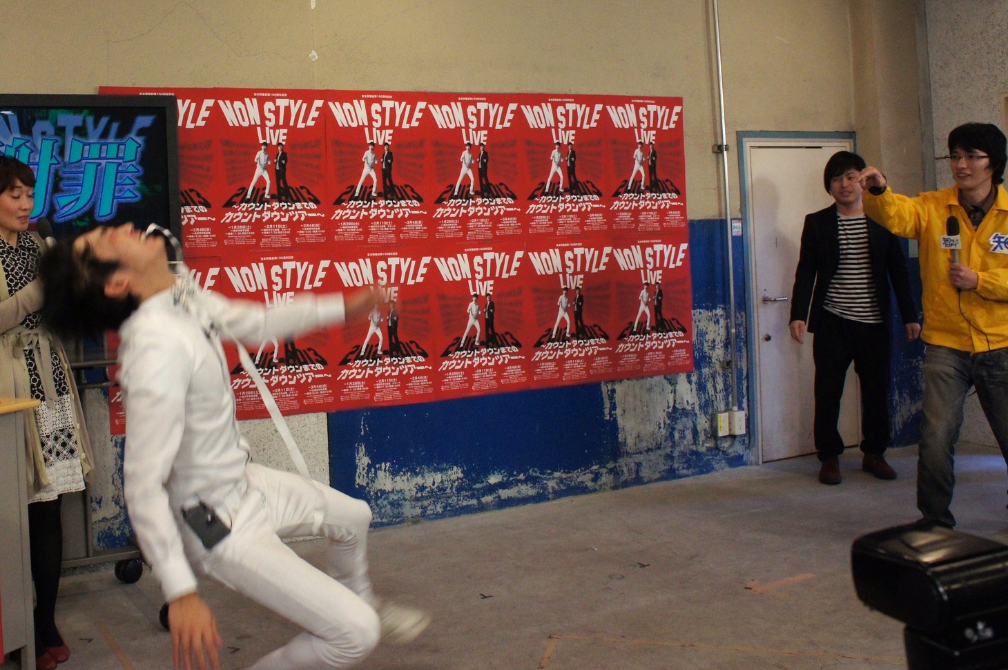 ゴムパッチンを何度もくらった石田（左）。